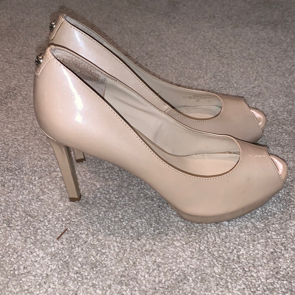 Guess brand platform peep toe pump color nude size 7.5
